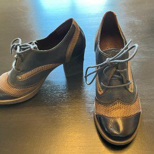 L'Artiste Blue and Tan lace up pumps